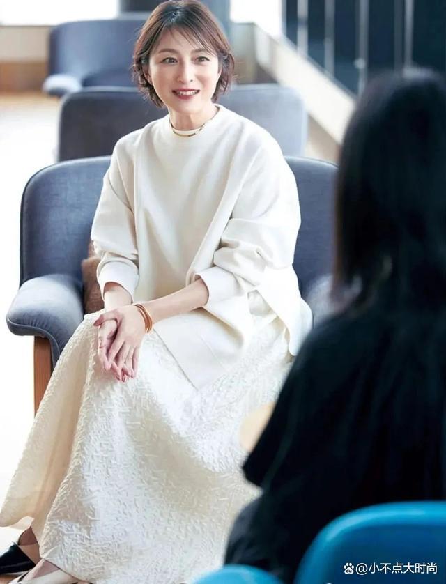 ：才懂小个子冬天要“裙过膝色协调”CQ9电子一米五的芦田爱菜显高搭配(图8)
