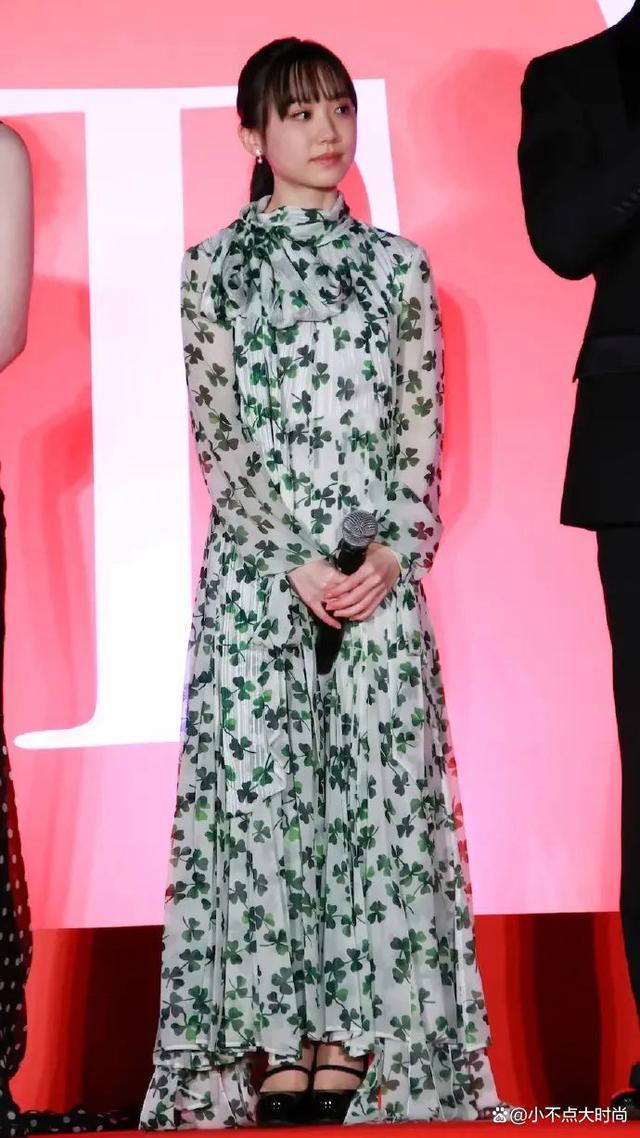 ：才懂小个子冬天要“裙过膝色协调”CQ9电子一米五的芦田爱菜显高搭配(图17)