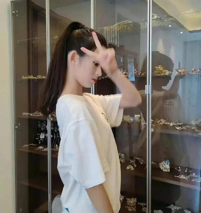 员的父亲被网友举报到中央巡视组了CQ9电子游戏“高价耳环”女演(图2)